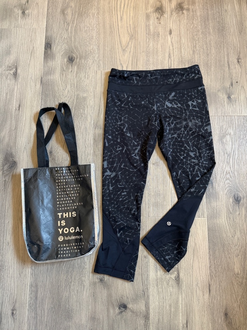 lululemon athletica Black & Gray Geometric Print Leggings and retail bag